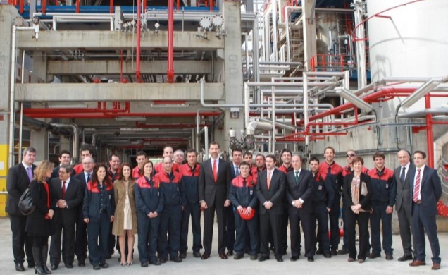 Fotografía de grupo de Su Alteza Real el Príncipe de Asturias con una representación de los trabajadores de Petronor y las personalidades asistentes a